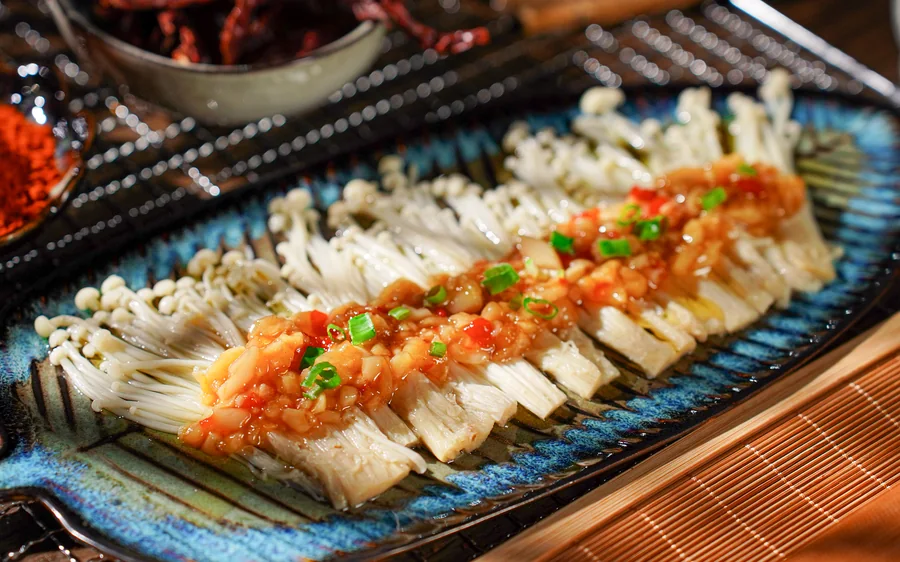 Garlic enoki on a blue leaf plate